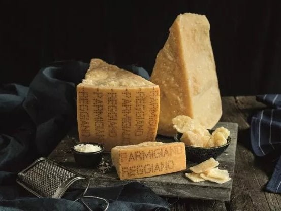 PARMIGIANO REGGIANO DOP oltre 24 Mesi ARMONICO - 1kg sotto vuoto - Pratichiera